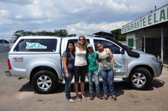 As novas amigas do lavajato em Vilhena, em Rondônia, que ajudaram a deixar a Fiona limpinha, depois de tanta poeira na Bolívia